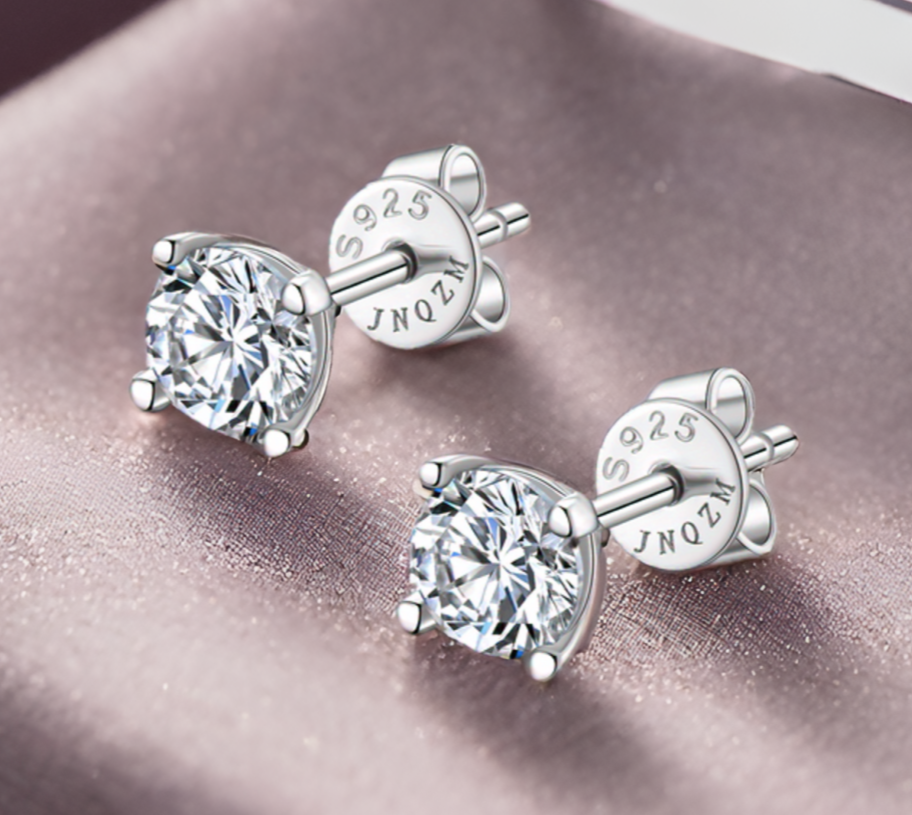 Moissanite Earrings Studs for Women/Men, Hypoallergenic 925 Sterling Silver Flat Back Earrings 18K White Gold Plated, Round Moissanite Studs Idea Gift with Velvet Jewelry Box